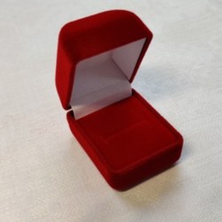 Maža aksominė dovanų dėžutė žiedui ar auskarams