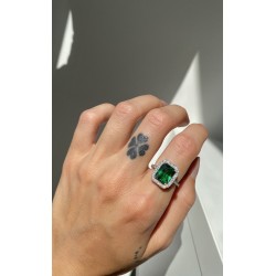 Sidabrinis rodžiuotas žiedas su žaliu stačiakampiu cirkoniu