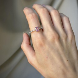 Sidabrinis rodžiuotas žiedas su rožiniu stačiakampiu cirkoniu