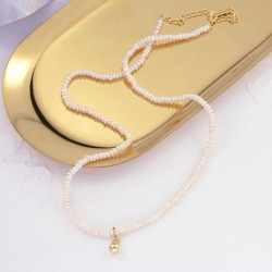 Tikrų perlų vėrynys su sidabriniais auksuotais pakabuku ir užsegimu