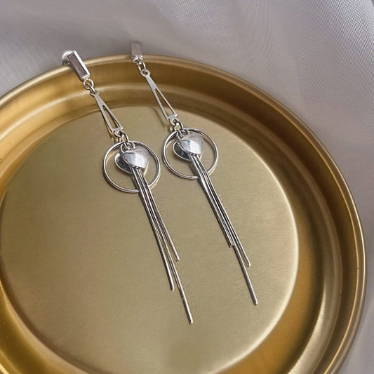 Sidabriniai kabantys auskarai su širdelėmis