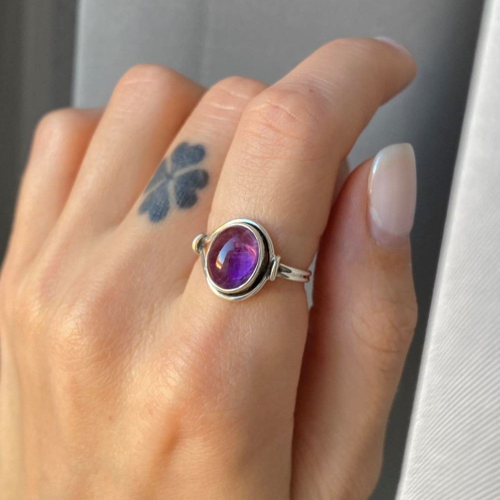 Sterling Silver Oval Amethyst Ring