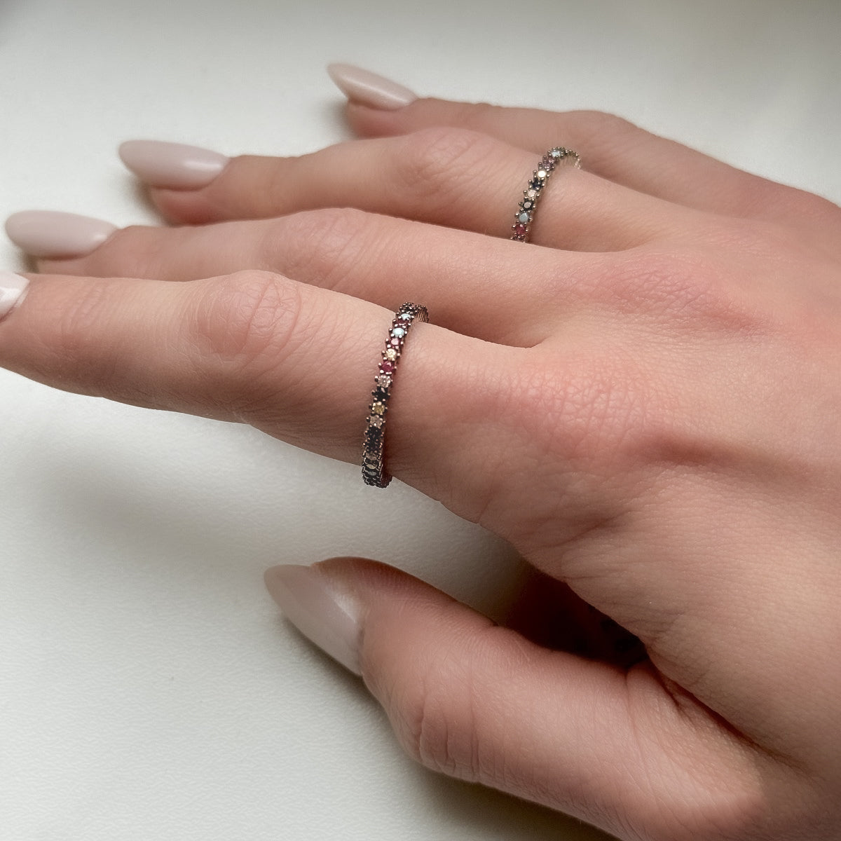 Paauksuotas 2mm sidabrinis žiedelis su spalvotu cirkoniu