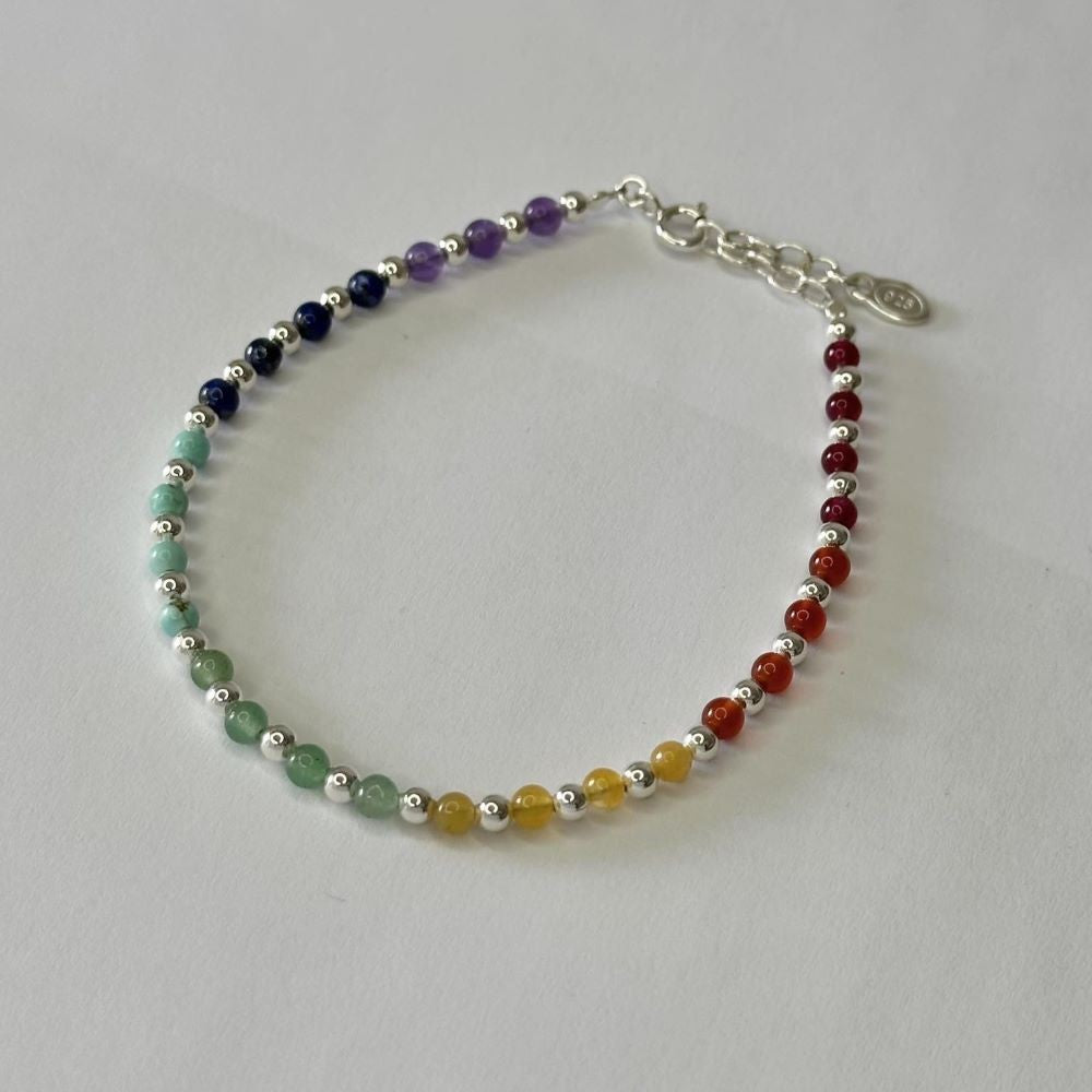 Apyrankė su 7 rūšių skirtingais akmenukais ir sidabro karoliukais