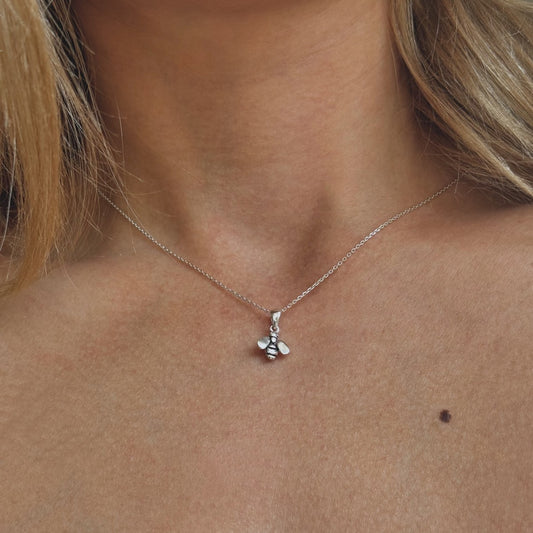 Sidabrinis pakabukas bitutė su grandinėle