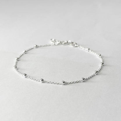 Sidabrinė minimalistinio stiliaus apyrankė su burbuliukais