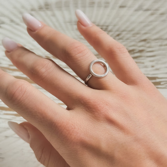 Sidabrinis rodžiuotas žiedas reguliuojamo dydžio