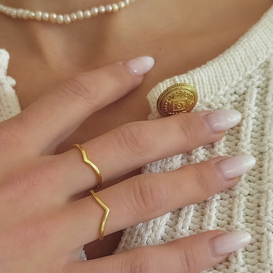 Sidabrinis auksuotas v formos žiedelis