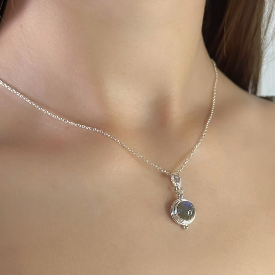 Sidabrinis pakabukas su apvaliu labradorito akmeniu ir grandinėle