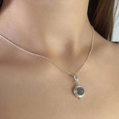 Sidabrinis pakabukas su apvaliu labradorito akmeniu ir grandinėle