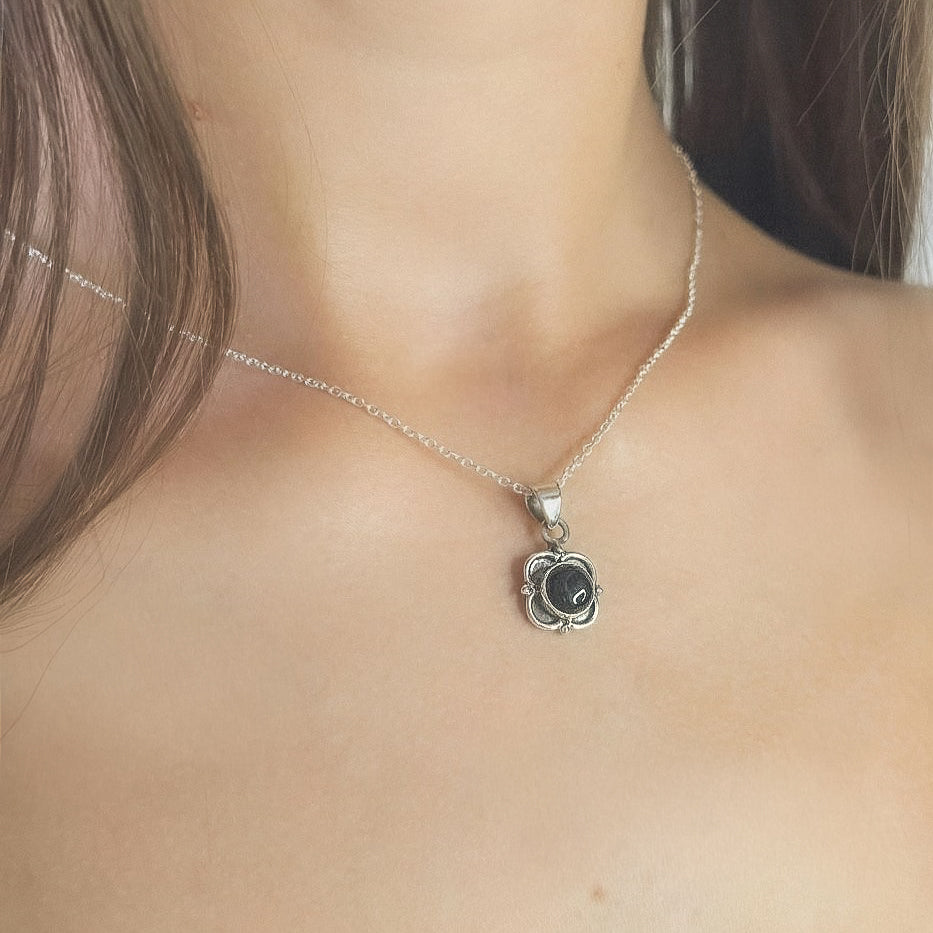 Sidabrinis pakabukas su onikso akmeniu ir grandinėle