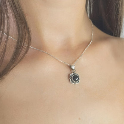 Sidabrinis pakabukas su onikso akmeniu ir grandinėle