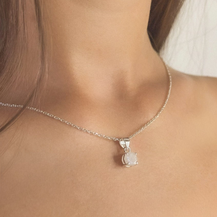 Sidabrinis pakabukas su apvaliu mėnulio akmeniu ir grandinėle