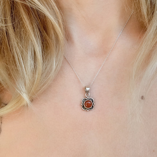 Sidabrinis pakabukas su karneoliu ir grandinėle