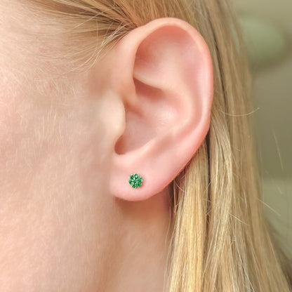 Sidabriniai užsukami auskarai su žaliu ir baltu cirkoniu