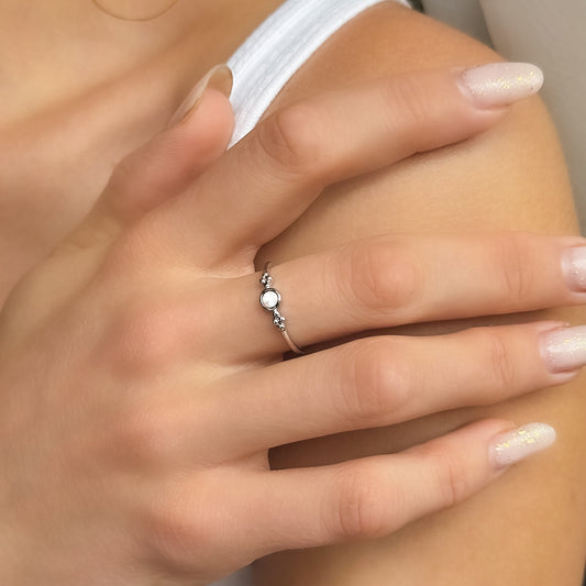 Sidabrinis rodžiuotas žiedas su opalo akute