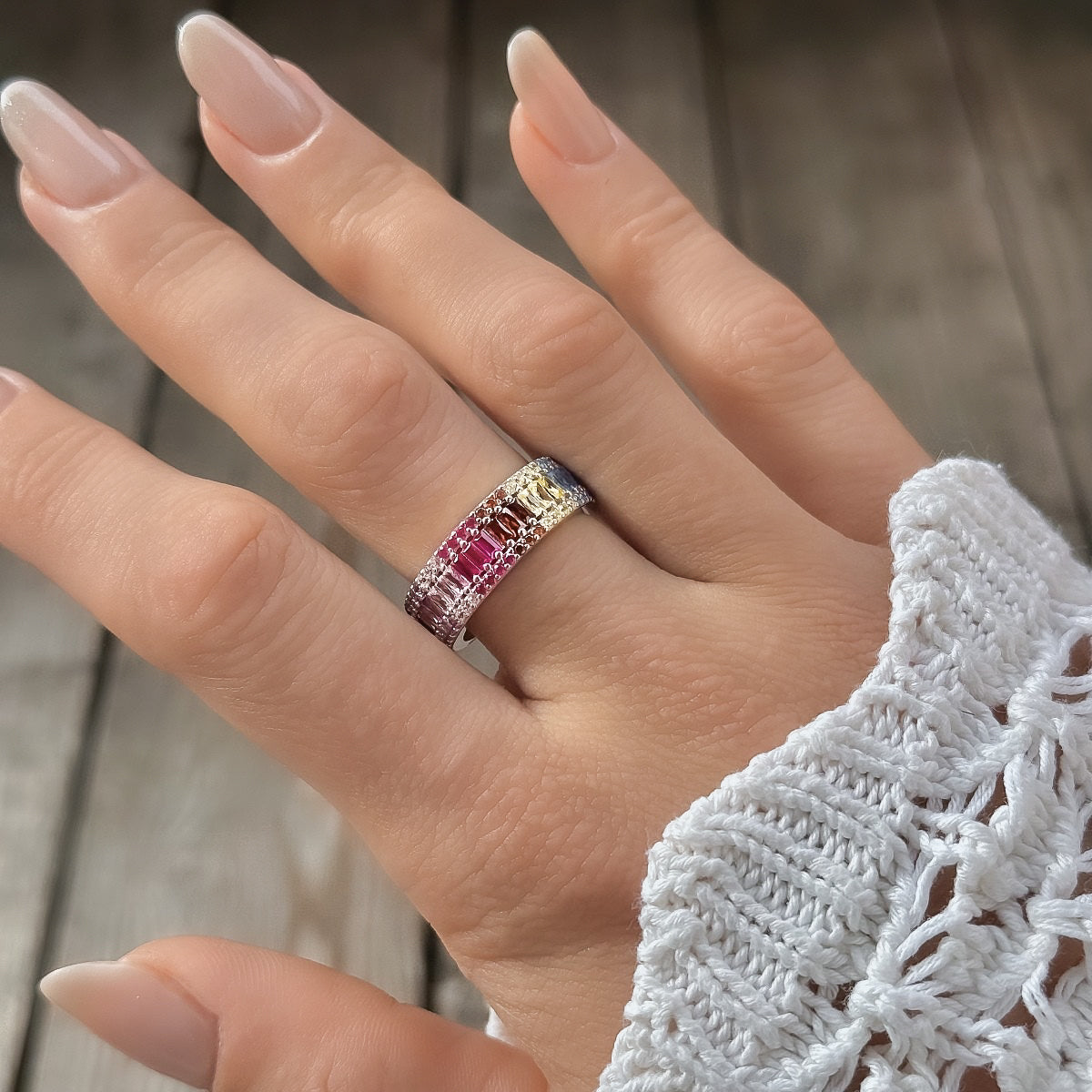 Sidabrinis rodžiuotas žiedas su pailgais spalvotais cirkoniais