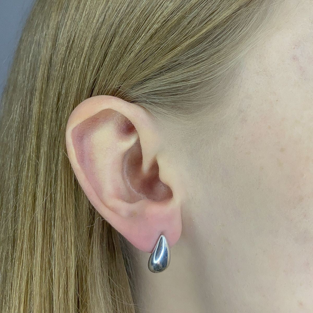 Sidabriniai lašo formos auskarai