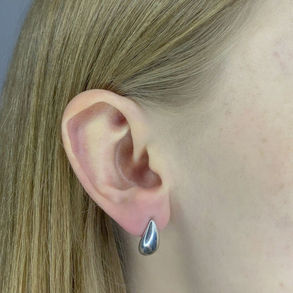 Sidabriniai lašo formos auskarai