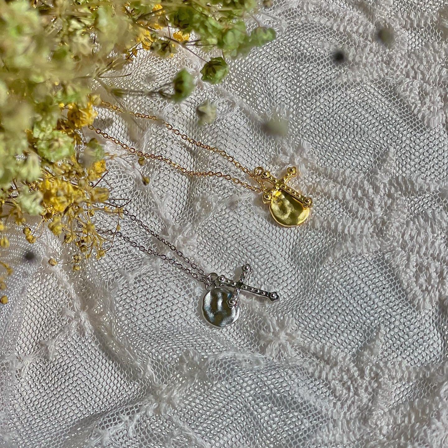 Sidabrinis rodžiuotas pakabukas su kryželiu ir grandinėle