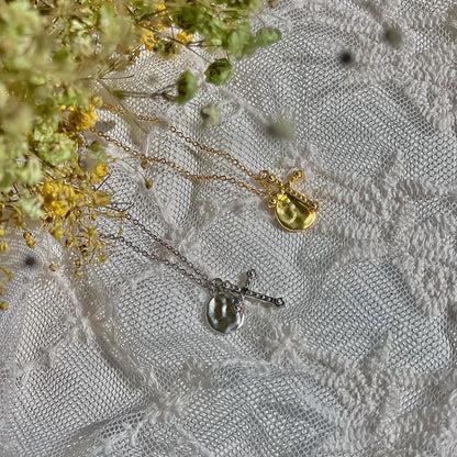 Sidabrinis rodžiuotas pakabukas su kryželiu ir grandinėle