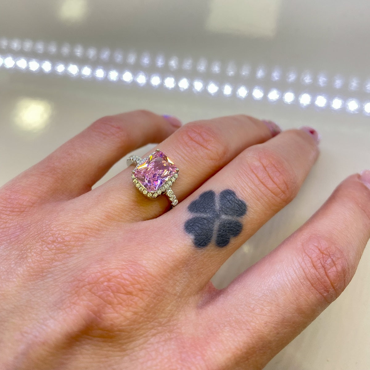 Sidabrinis rodžiuotas žiedas su rožiniu cirkoniu