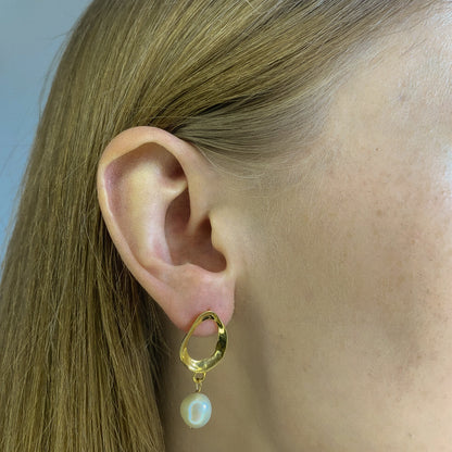 Sidabriniai auksuoti kabantys auskarai su perlu