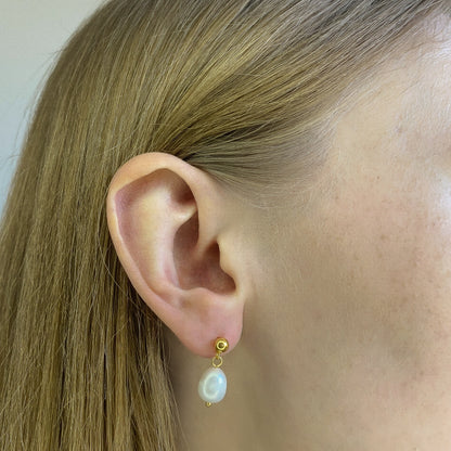 Sidabriniai auksuoti kabantys auskarai su perlu