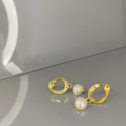 Sidabriniai auksuoti kabantys auskarai su perlu