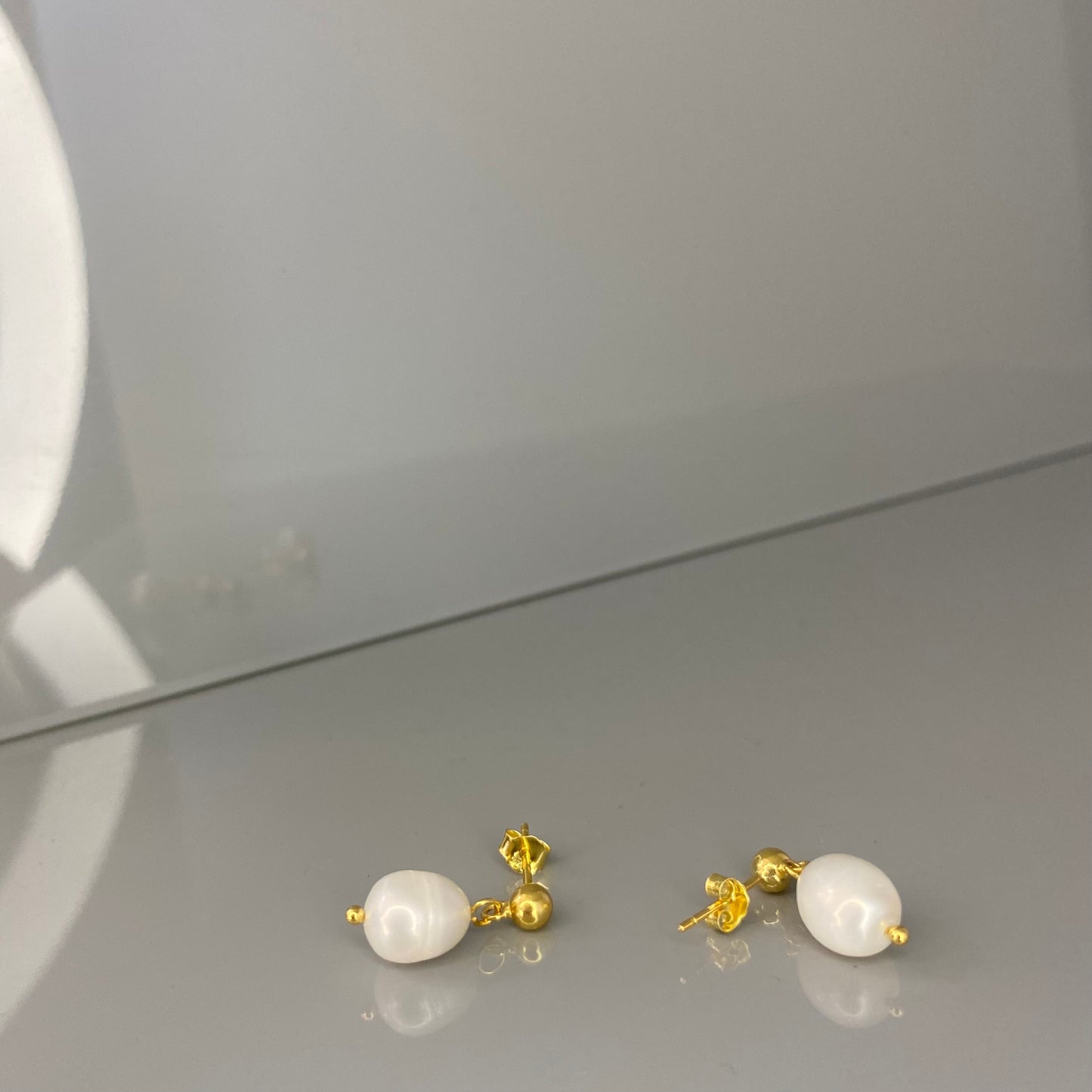 Sidabriniai auksuoti kabantys auskarai su perlu