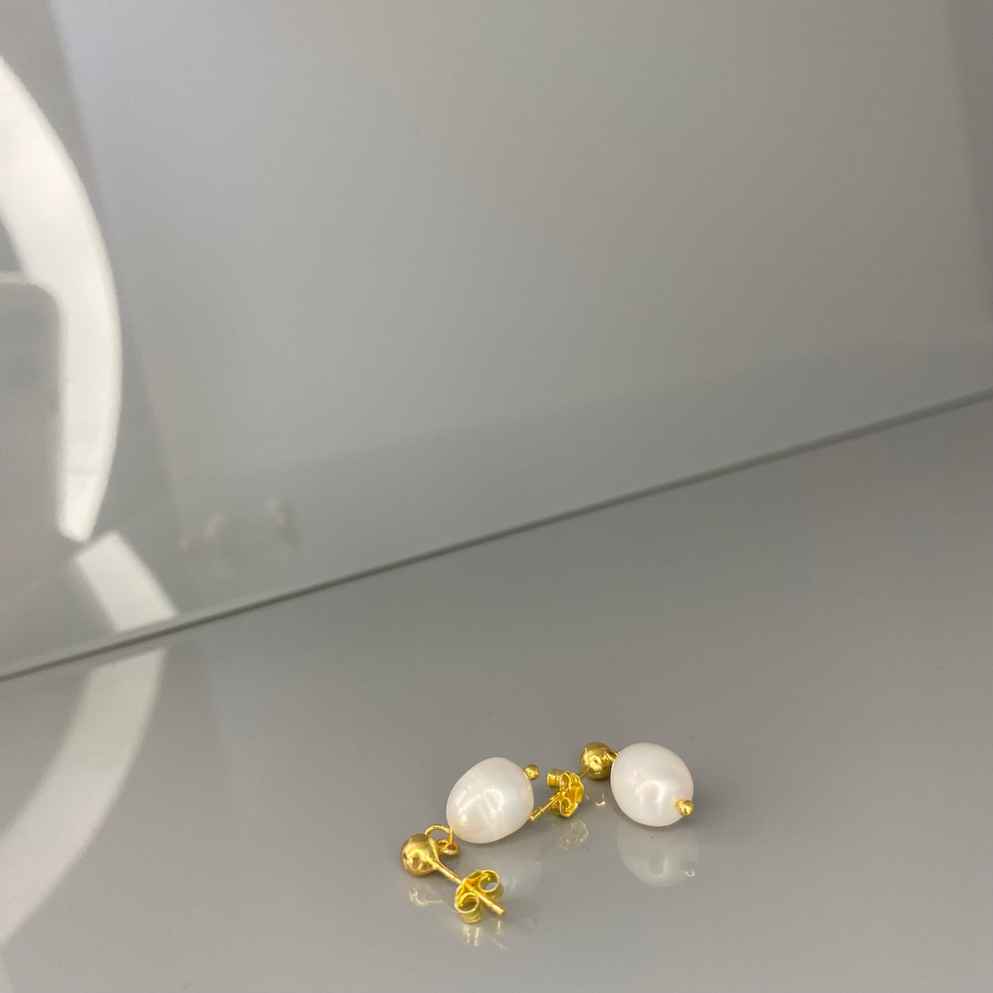 Sidabriniai auksuoti kabantys auskarai su perlu