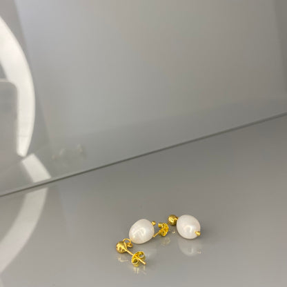 Sidabriniai auksuoti kabantys auskarai su perlu