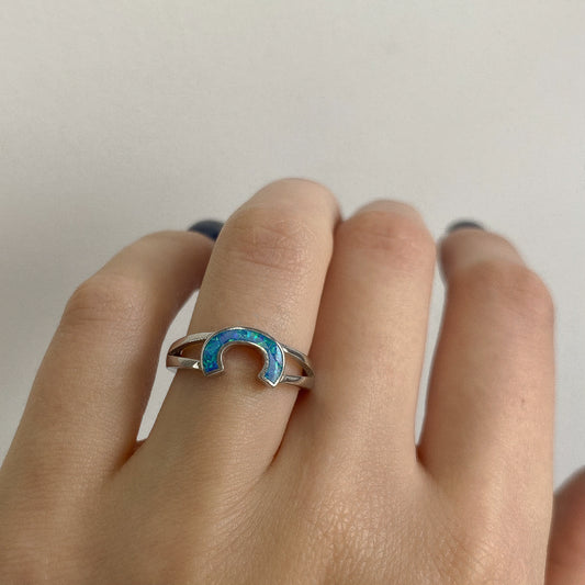 Sidabrinis rodžiuotas žiedas su opalu