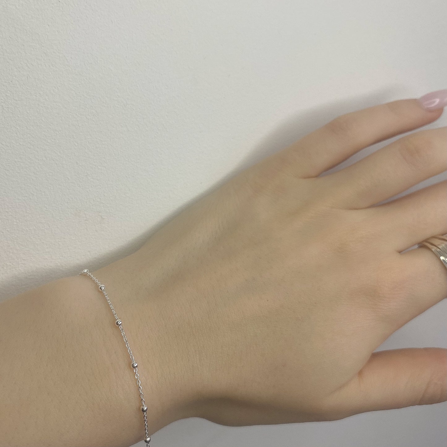 Sidabrinė minimalistinio stiliaus apyrankė su burbuliukais