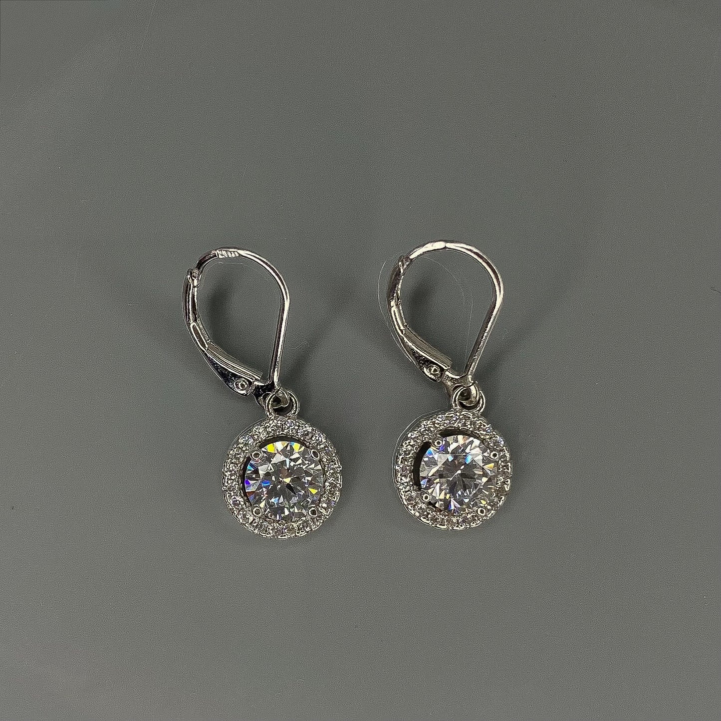 Sidabriniai rodžiuoti kabantys auskarai su apvaliu cirkoniu