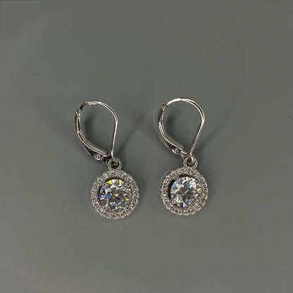 Sidabriniai rodžiuoti kabantys auskarai su apvaliu cirkoniu