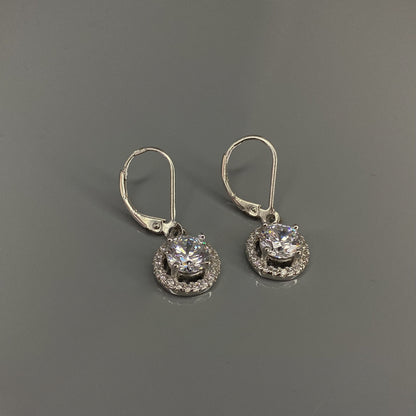 Sidabriniai rodžiuoti kabantys auskarai su apvaliu cirkoniu
