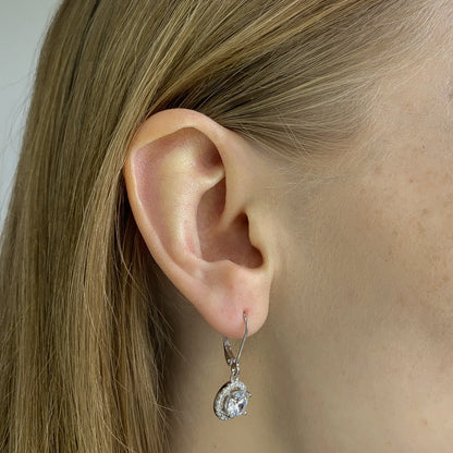 Sidabriniai rodžiuoti kabantys auskarai su apvaliu cirkoniu