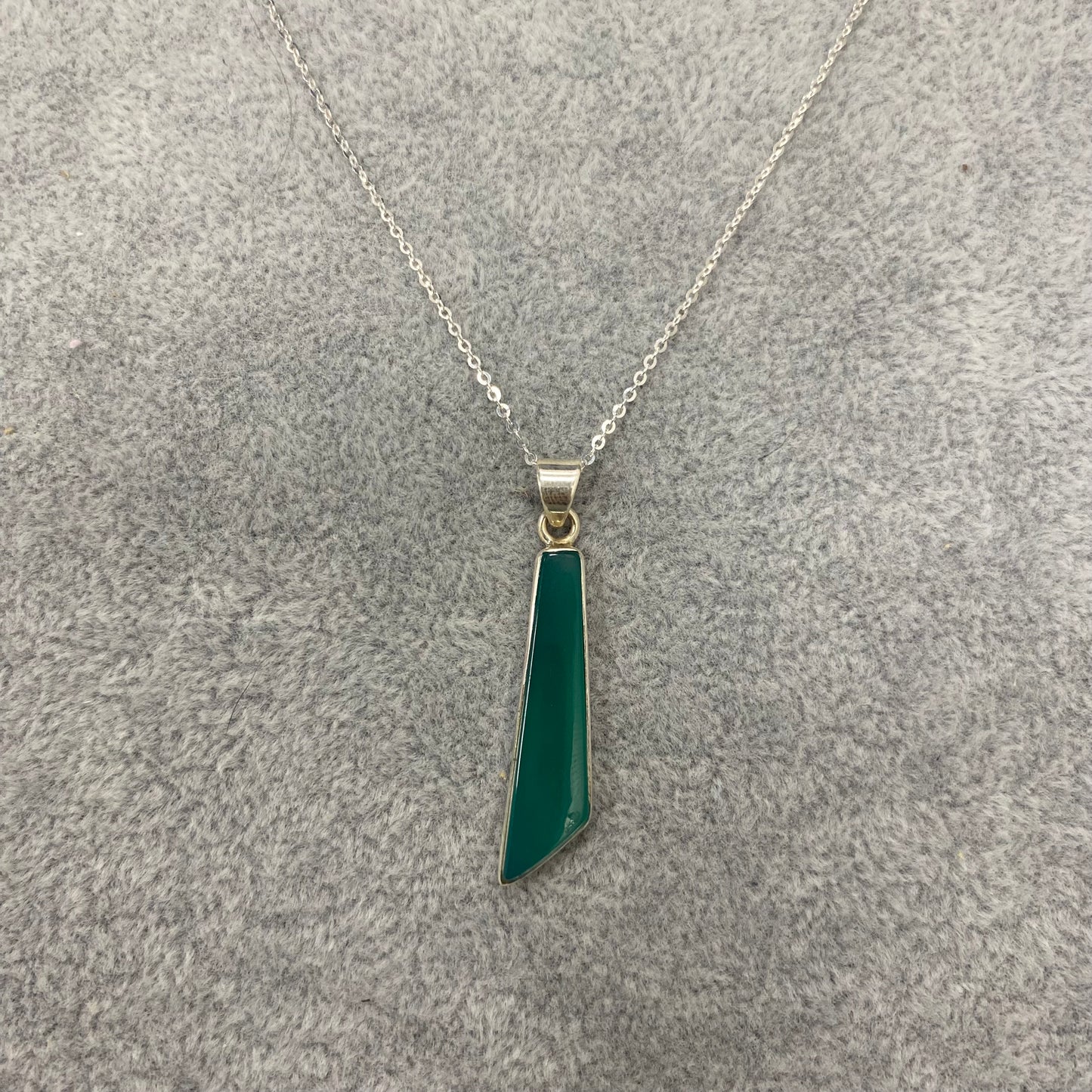 Sidabrinis pakabukas su žaliuoju oniksu ir grandinėle