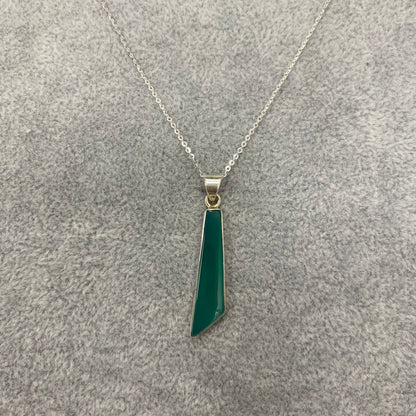 Sidabrinis pakabukas su žaliuoju oniksu ir grandinėle