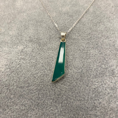 Sidabrinis pakabukas su žaliuoju oniksu ir grandinėle