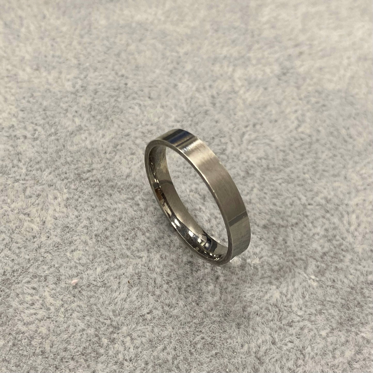 Sidabrinis 4mm pločio juodo rodžio žiedas