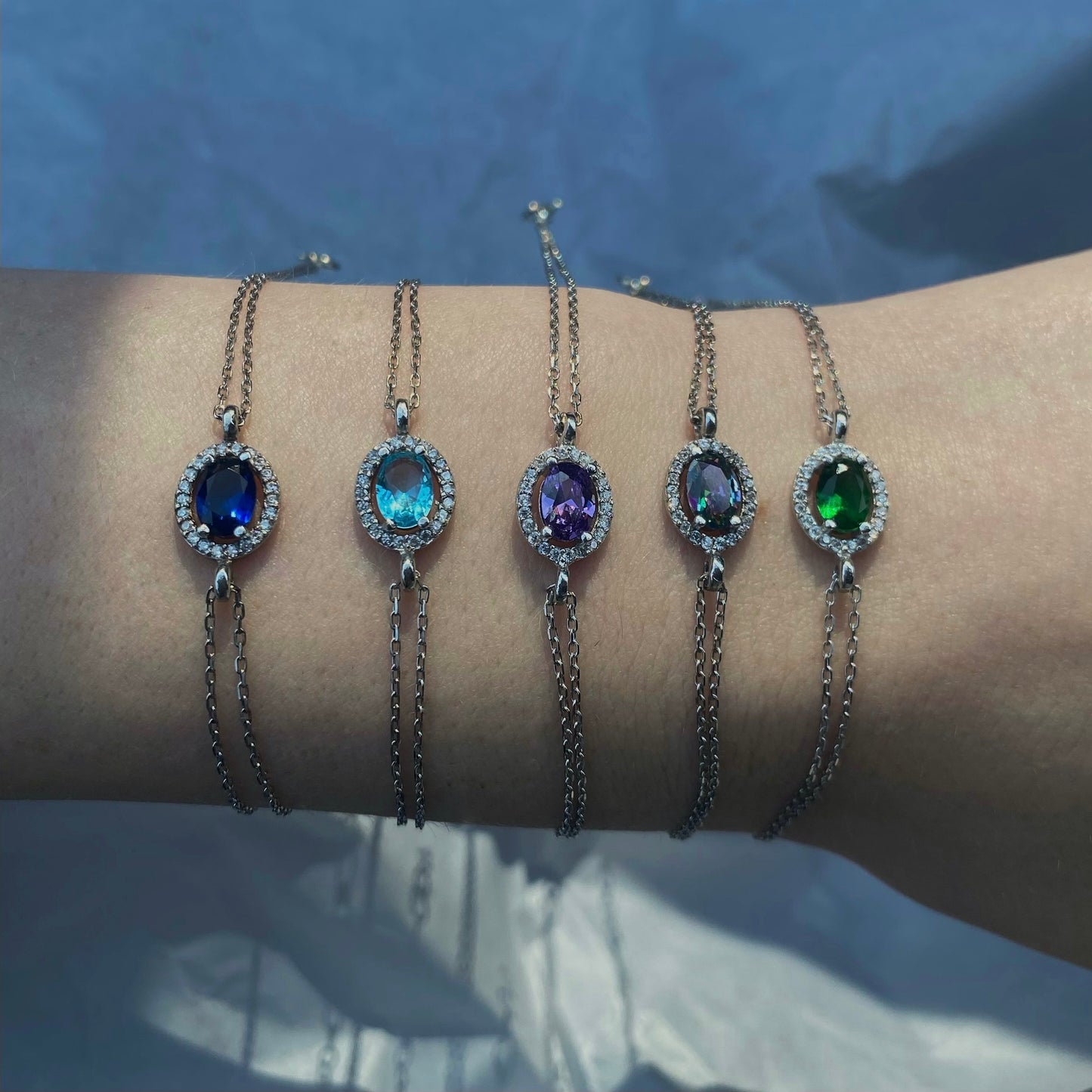 Sidabrinė rodžiuota apyrankė su ovaliu žydru cirkoniu