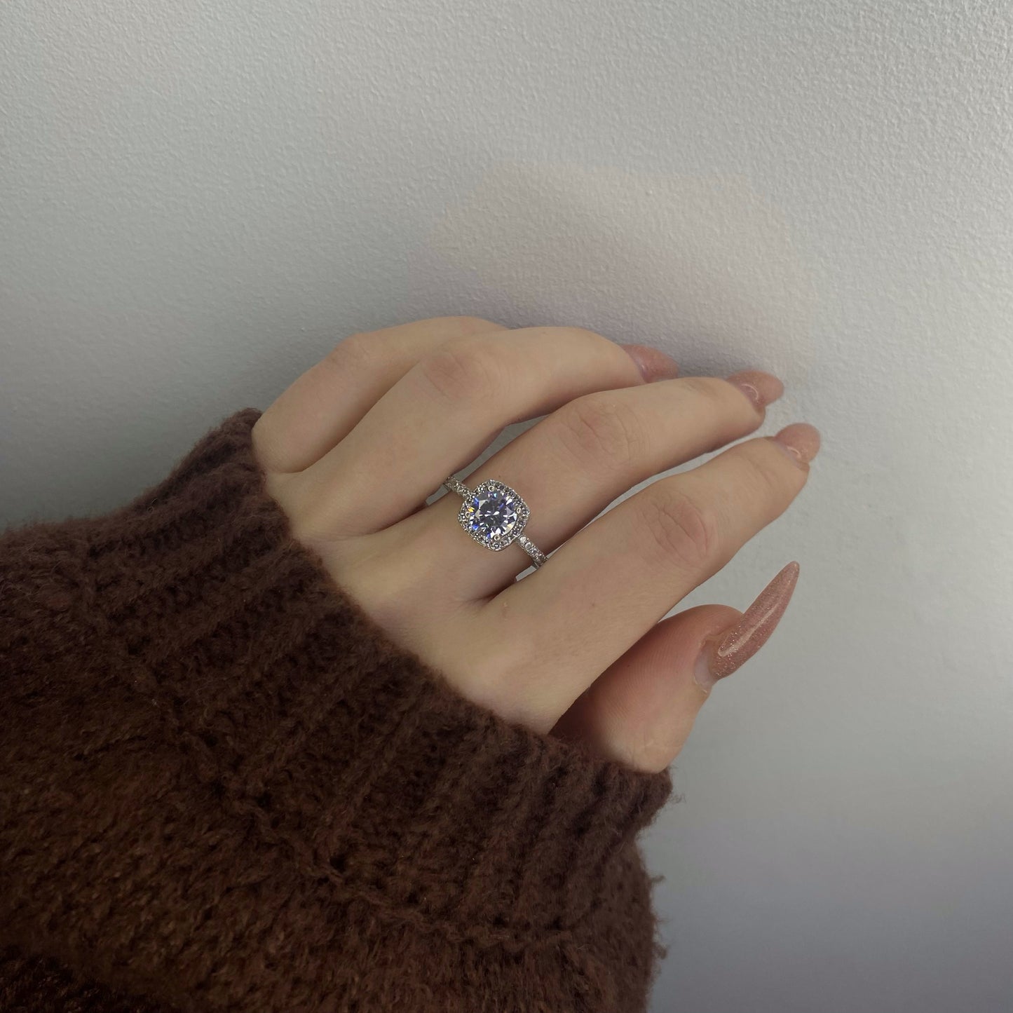 Sidabrinis rodžiuotas žiedas su 8 mm cirkonio akute