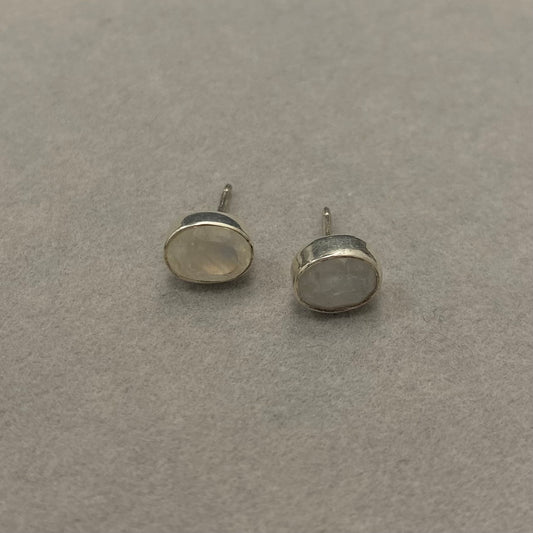 Sidabriniai auskarai su mėnulio akmeniu