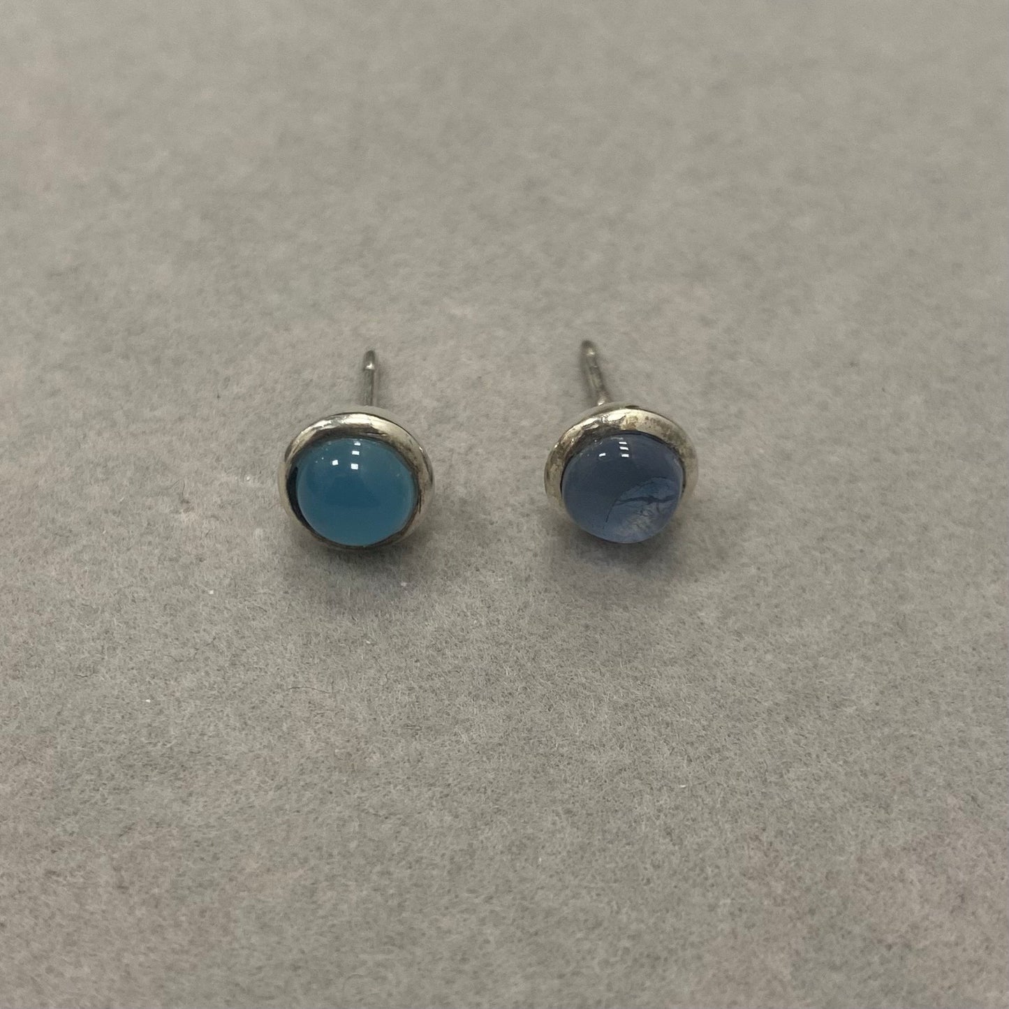 Sidabriniai vinukai su chalcedonu