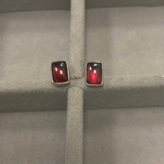 Sidabriniai vinukai su granatu