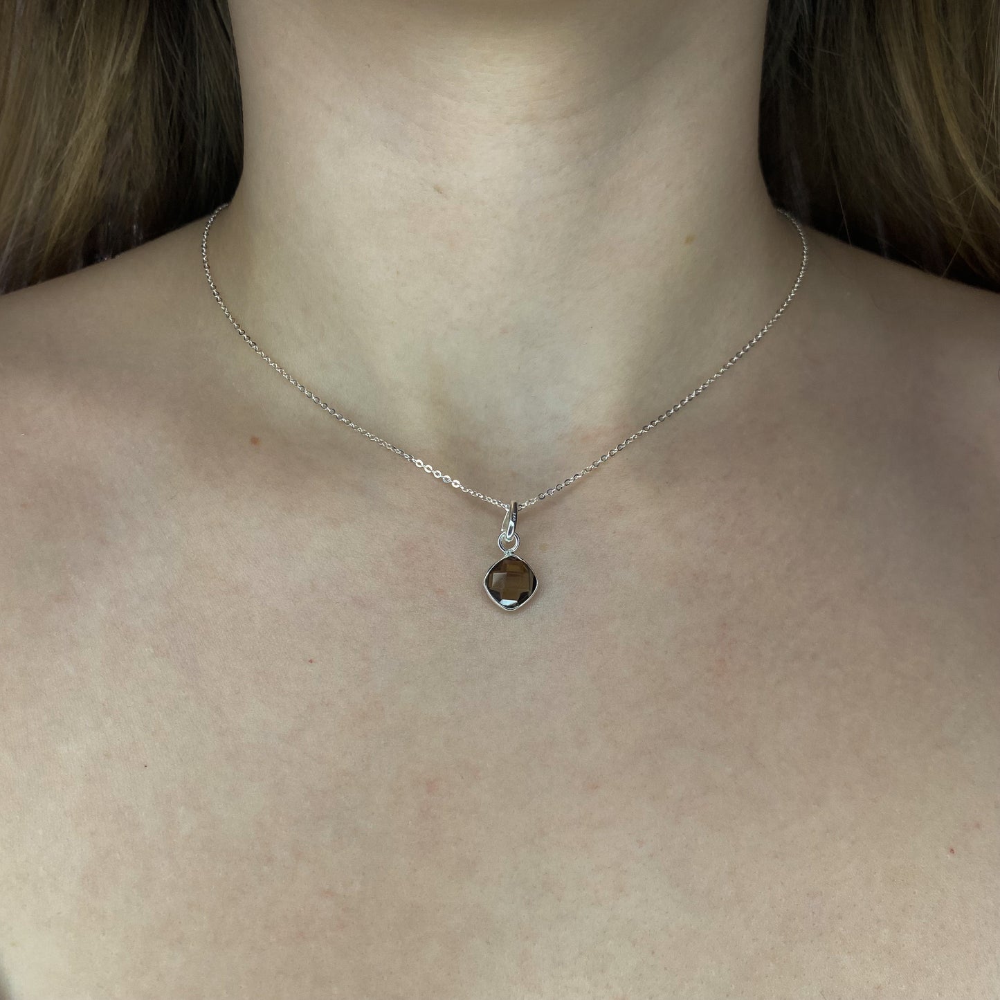 Sidabrinis pakabukas su dūminiu kvarcu ir grandinėle