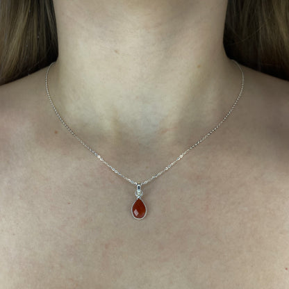 Sidabrinis pakabukas su lašo formos karneoliu ir grandinėle