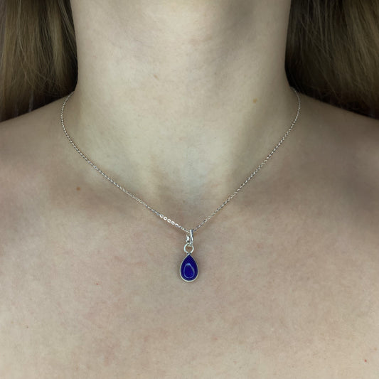 Sidabrinis pakabukas su lašo formos lazuritu ir grandinėle